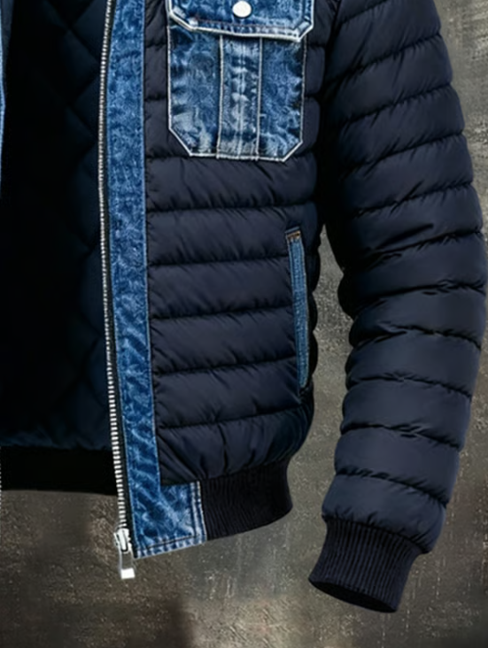 Manon, veste hybride en denim matelassé portée par un homme
