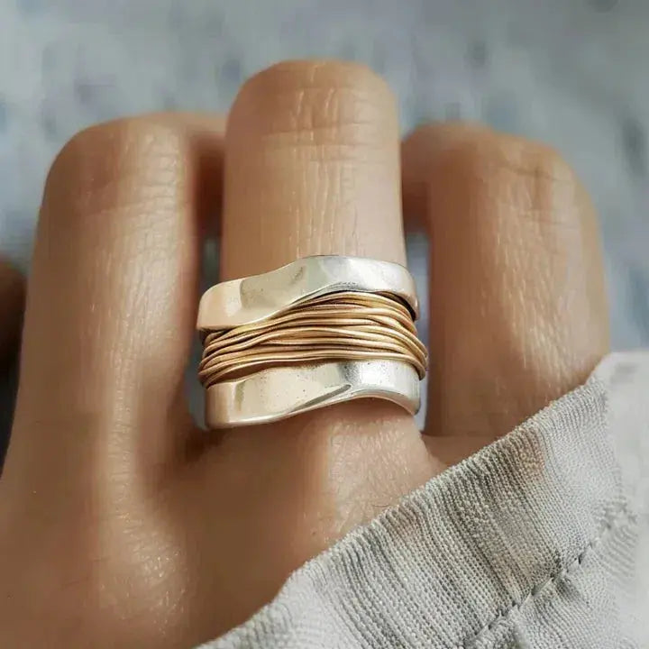 Bague en argent avec un fil doré – photo 1/2