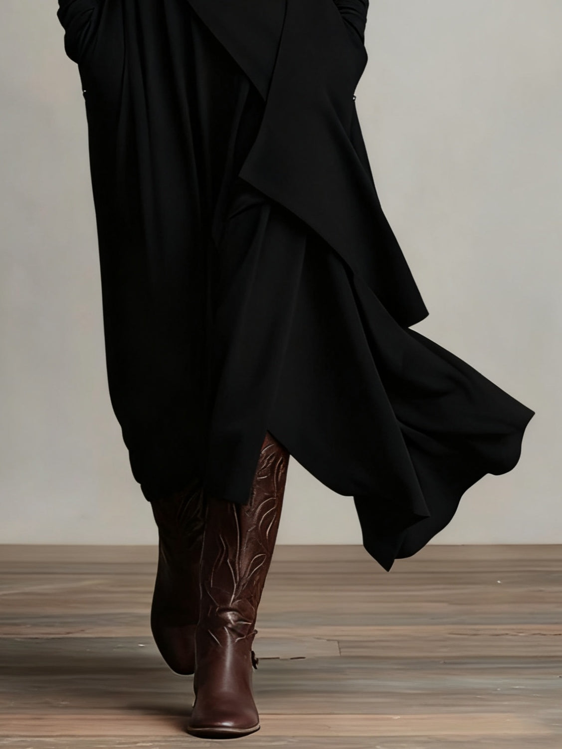 Véronique – Robe Maxi Asymétrique à Col Montant