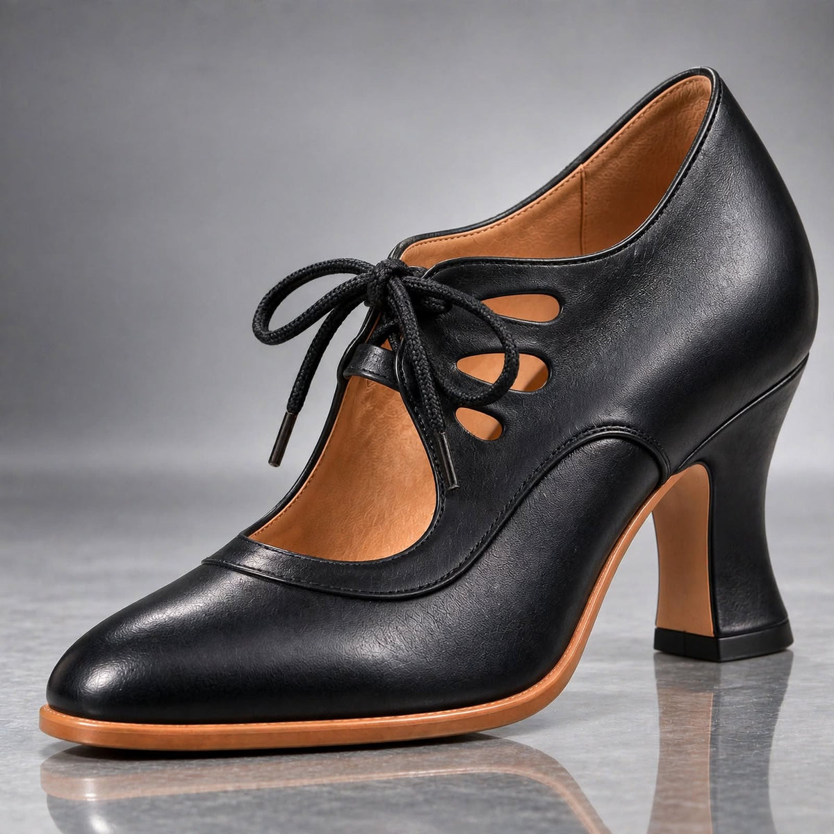 Audrey | Escarpin à lacets en cuir noir, talon galbé et découpe ajourée