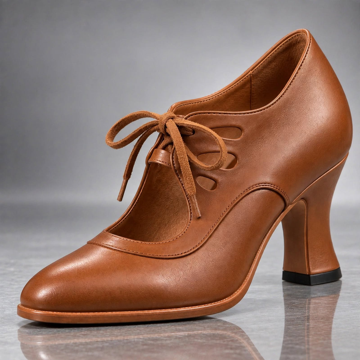 Audrey | Escarpin à lacets en cuir cognac, talon galbé et découpe ajourée