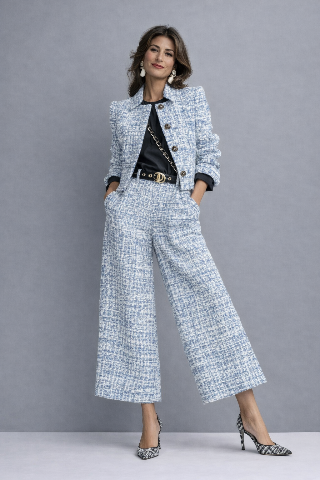 Solène | Ensemble veste courte et pantalon large en tweed bleu clair – photo portée
