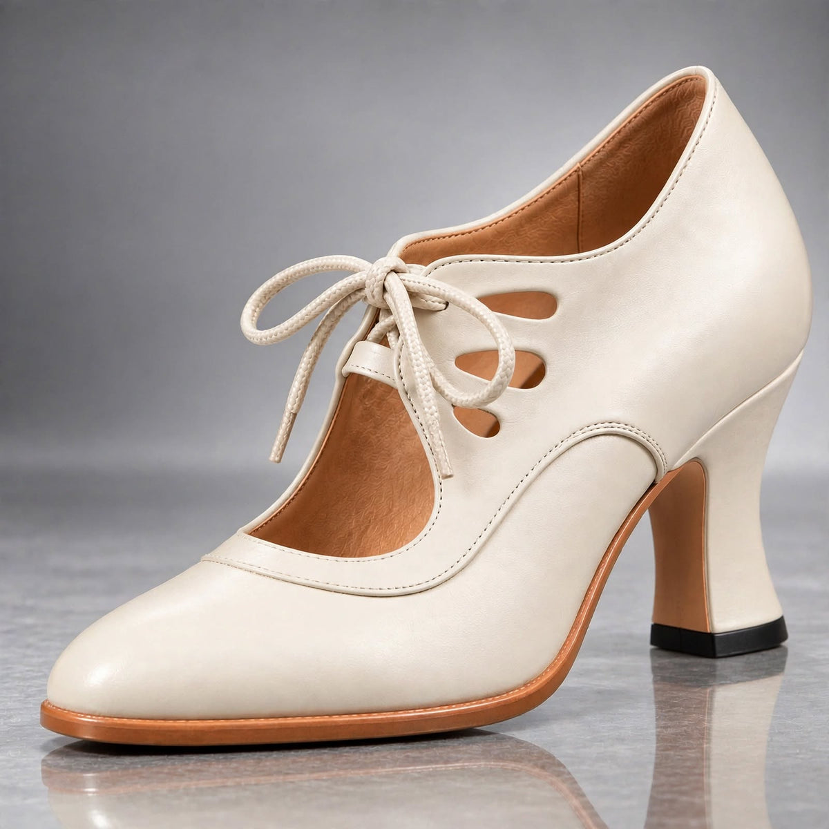 Audrey | Escarpin à lacets en cuir crème, talon galbé et découpe ajourée