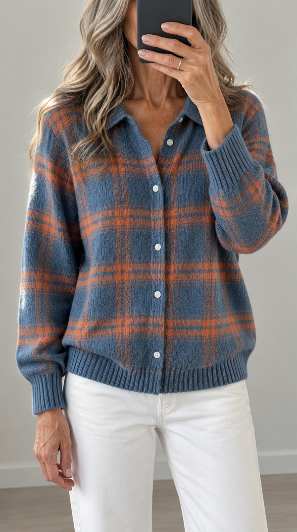 Claudine | Cardigan en Maille à Carreaux bleu – photo portée