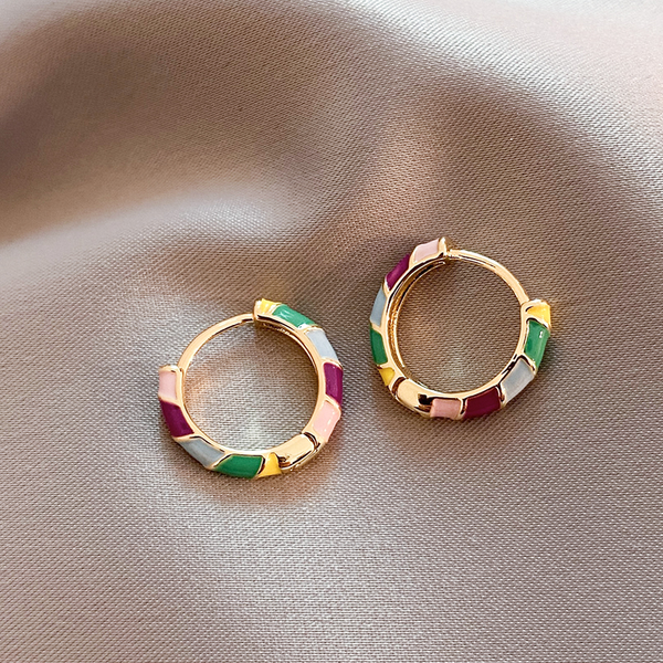 Boucles d'oreilles élégantes en or émaillé